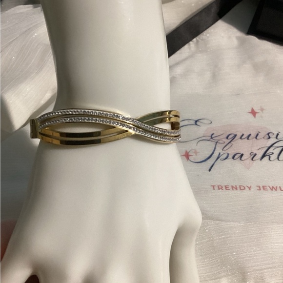 🖤Gorgeous Gold Plated Crossover infinity bracelet bangle - Picture 3 of 17